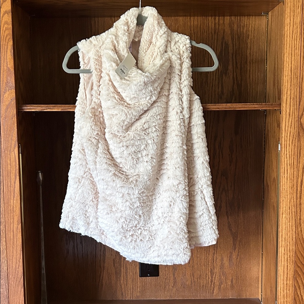 NWT Francescas Alya Faux Fur Drape Cream Ivory Vest Women's Size Small